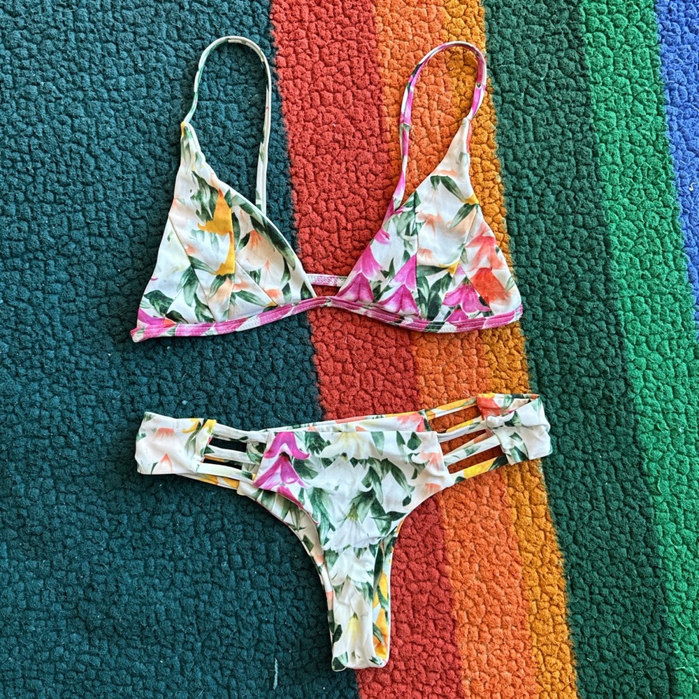 Stone fox floral bikini set